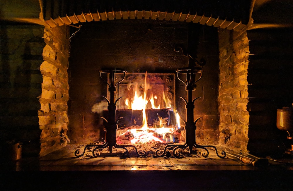 Un bon feu dans la cheminée pour illustrer que les moments difficiles peuvent être révélateurs et ouvrir de nouvelles portes dans notre vie