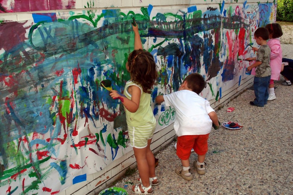 Enfants peignant une fresque murale