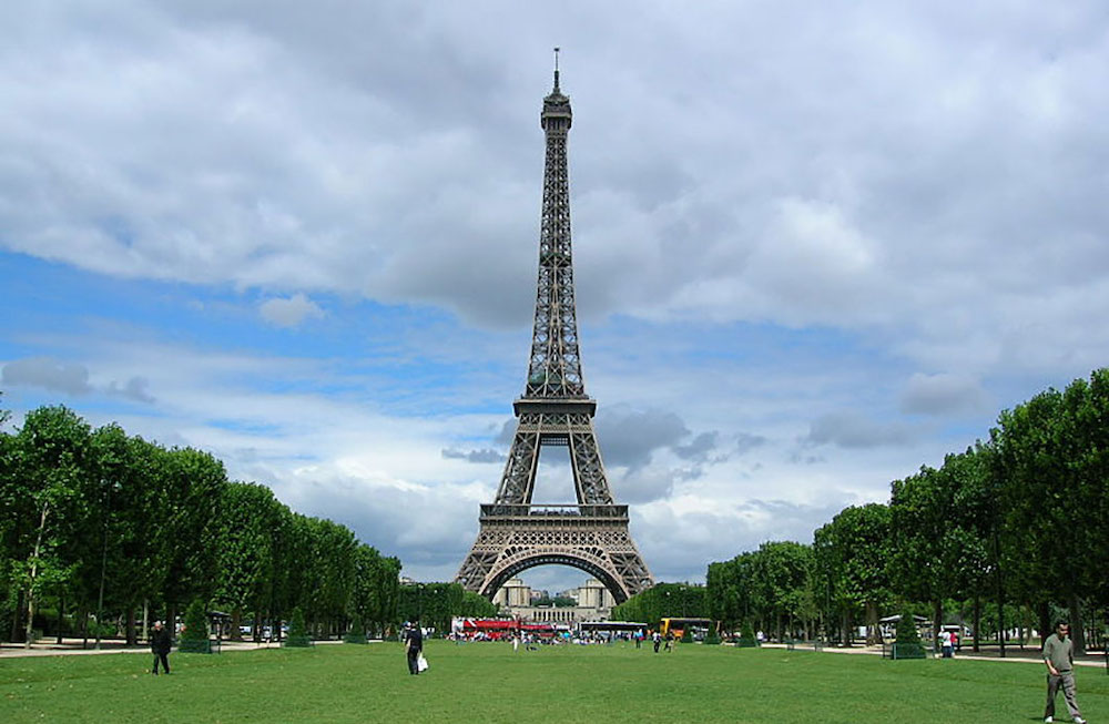 La tour Eiffel vue du Champ de Mars