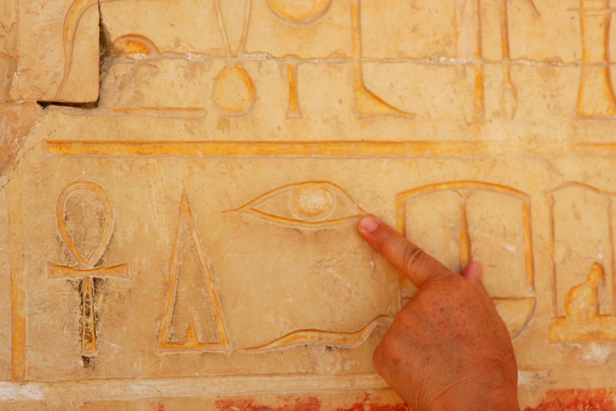 Le doigt posé sur des hiéroglyphes